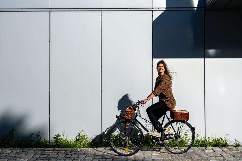 vrouw fietst naar werk
